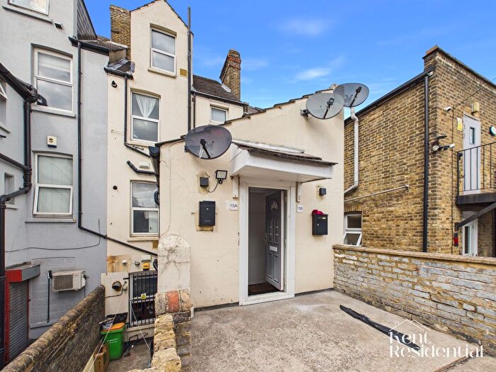 1 Bedroom Flat To Rent In The Paddock, Chatham, ME4