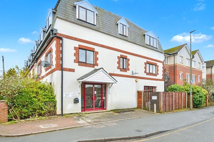 1 Bedroom Flat For Sale In Woking, Surrey, GU21