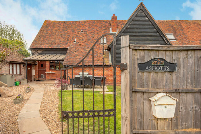 5 Bedroom Barn Conversion For Sale In Ashotts, HP5