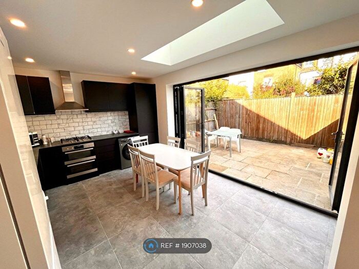 3 Bedroom Flat To Rent In Norroy Road, London, SW15