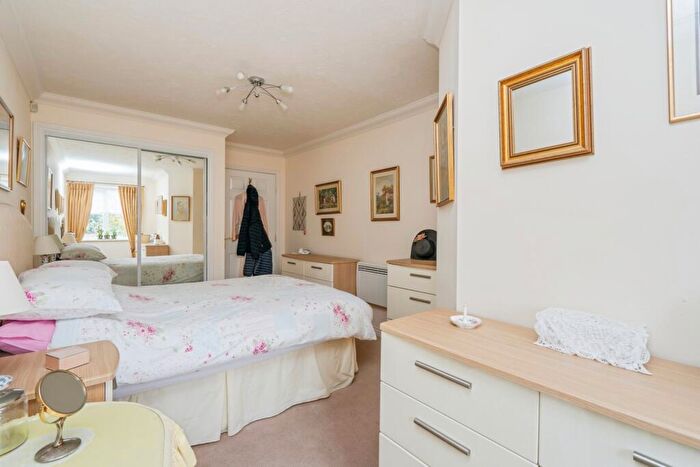 1 Bedroom Flat For Sale In Padnell Road, Waterlooville, Hampshire, PO8