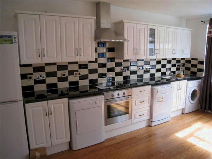 4 Bedroom Flat To Rent In Bulow Court, Fulham, London, SW6