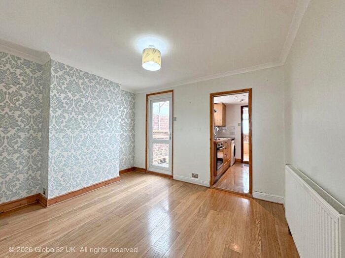 2 Bedroom Terraced House For Sale In Foxhill Road, Reading, Berkshire, RG1