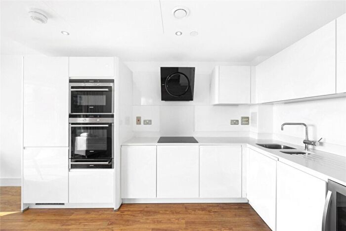 3 Bedroom Apartment To Rent In Alie Street, E1