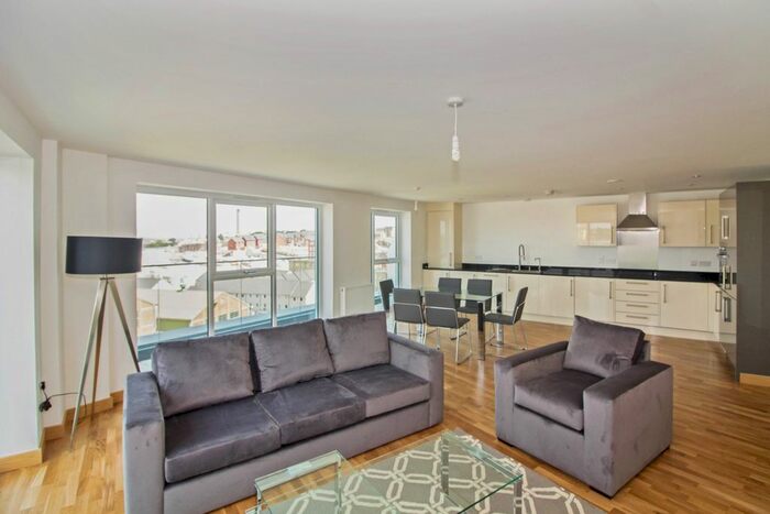 3 Bedroom Flat To Rent In Langley Square, Dartford, Kent, DA1