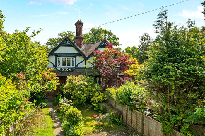 3 Bedroom Semi-Detached House For Sale In Petworth Road, Wormley, Godalming, Surrey, GU8