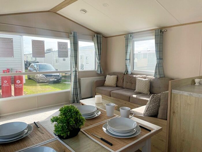 3 Bedroom Mobile/park Home For Sale In Lowestoft, NR32