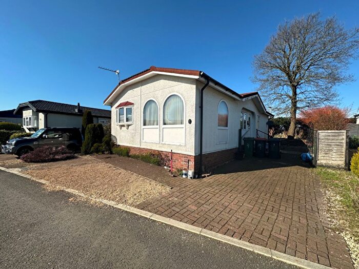 2 Bedroom Park Home For Sale In Brickhill Farm Park Homes, Half Moon Lane, Pepperstock, Luton, LU1