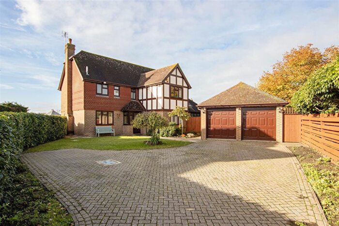 5 Bedroom Detached House For Sale In Sherenden Park, Golden Green - Chain Free, TN11