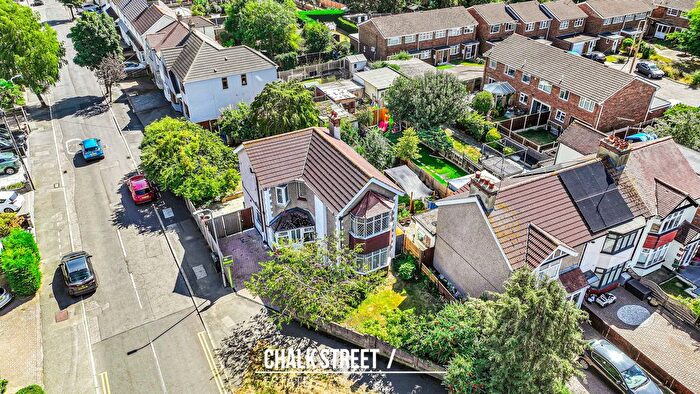 3 Bedroom Detached House For Sale In Lee Gardens Avenue, Hornchurch, RM11