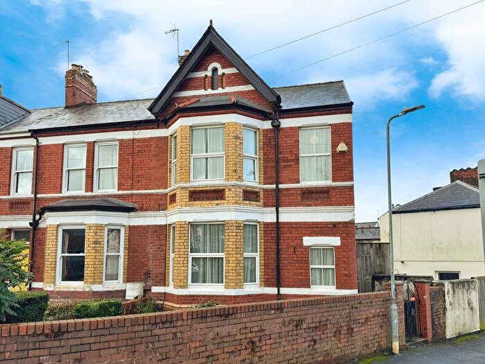 3 Bedroom End Of Terrace House For Sale In A Wonderful Traditional Bay Fronted & Spacious Home. Clifton Road, Newport, NP20