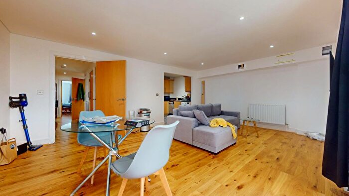 2 Bedroom Flat For Sale In Gainsborough House, Cassilis Road, Canary Wharf, London, E14