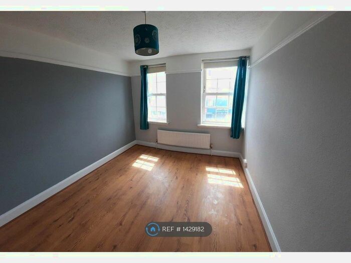 2 Bedroom Flat To Rent In South Road, Haywards Heath, RH16