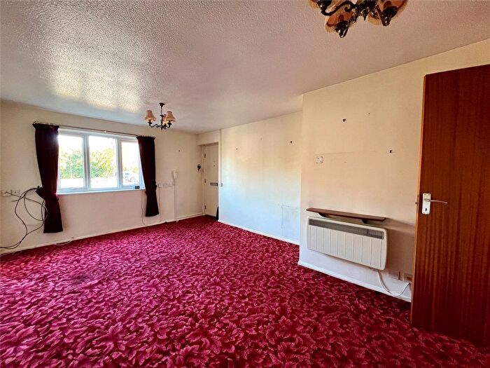 1 Bedroom Flat For Sale In Chasefield Close, Guildford, Surrey, GU4