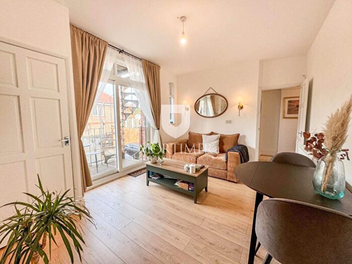 1 Bedroom Apartment To Rent In Green Lanes, Winchmore Hill, London, N21