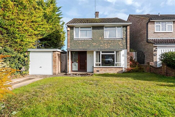 3 Bedroom Detached House For Sale In Grasmere Close, Dunstable, Bedfordshire, LU6