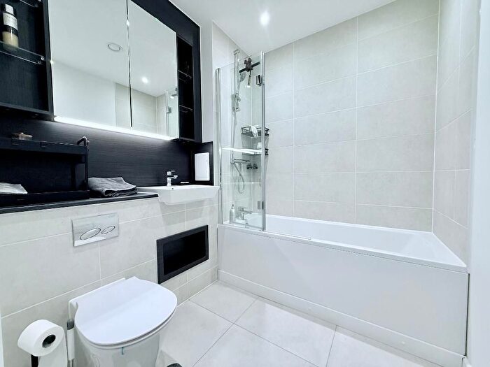 1 Bedroom Flat To Rent In Tabbard Apartments, East Acton, London, W3