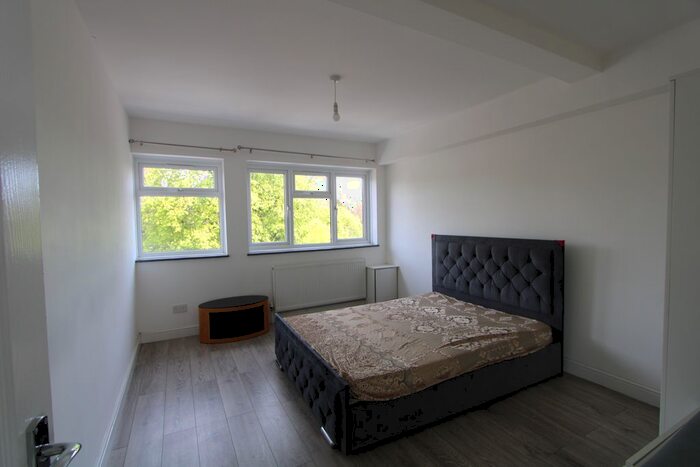 2 Bedroom Flat To Rent In South Norwood Hill, London, SE25