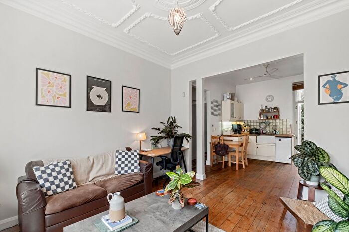 1 Bedroom Flat For Sale In Navy Street, London, SW4