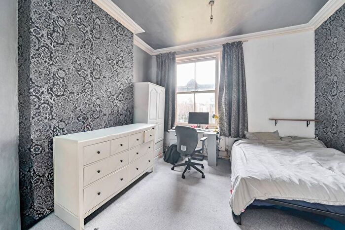 3 Bedroom Flat To Rent In Cranworth Gardens, Stockwell, London, SW9