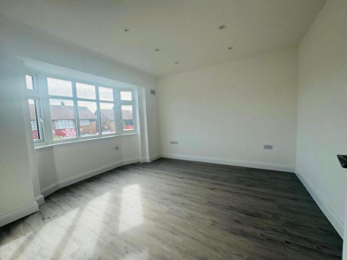 1 Bedroom Flat To Rent In Council And Water Bill Inclusive, Bed Flat Abercorn Gardens, RM6