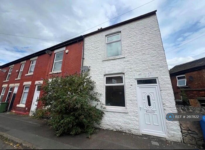 3 Bedroom Penthouse To Rent In Meadow Street, Hyde, SK14