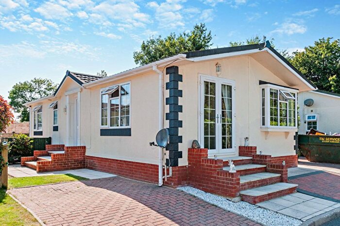 2 Bedroom Mobile/park Home For Sale In Dover Road, Barham, Canterbury, CT4