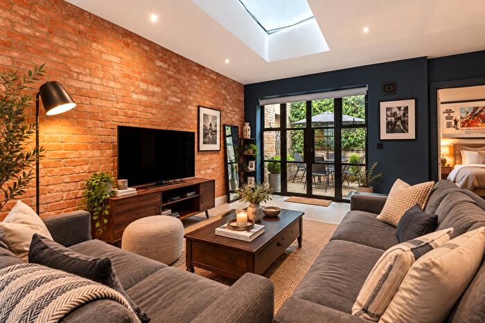 2 Bedroom Flat To Rent In Stormont Road, SW11