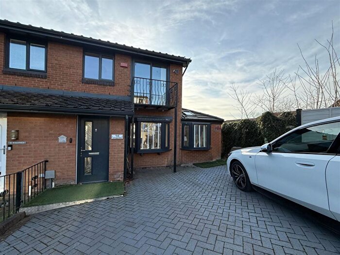 3 Bedroom Mews For Sale In Wheatfield, Stalybridge, SK15