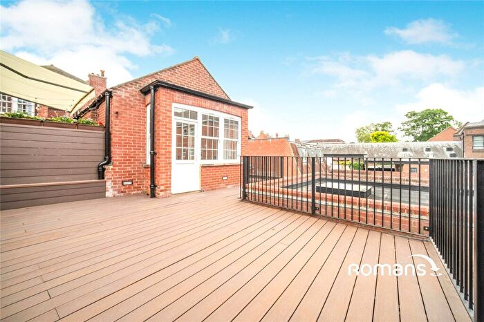 2 Bedroom Flat To Rent In Broad Street, Wokingham, Berkshire, RG40