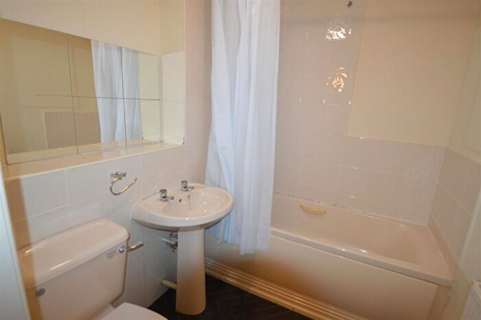 2 Bedroom Flat To Rent In Newbold Walk, Manchester, M15