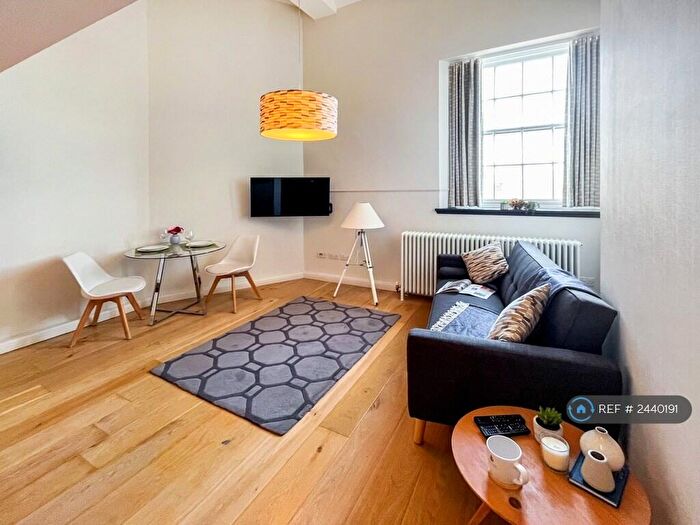 1 Bedroom Flat To Rent In Mcdonald Road, Edinburgh, EH7