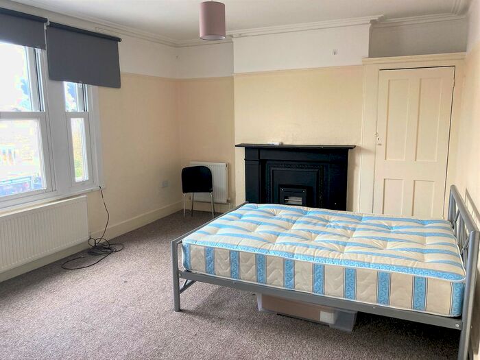 3 Bedroom Flat To Rent In Ewell Road, Surbiton, KT6