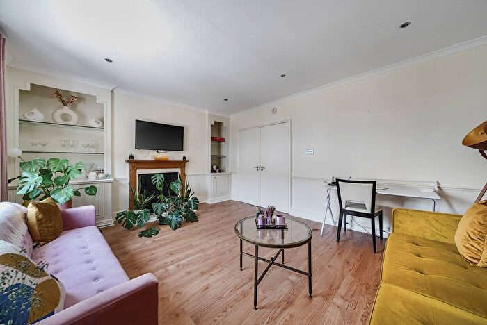 2 Bedroom Flat To Rent In Abingdon Road, High Street Kensington, London, W8