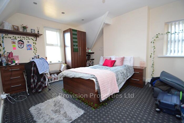 10 Bedroom Terraced House To Rent In Kirkstall Lane, Headingley, Leeds, LS6