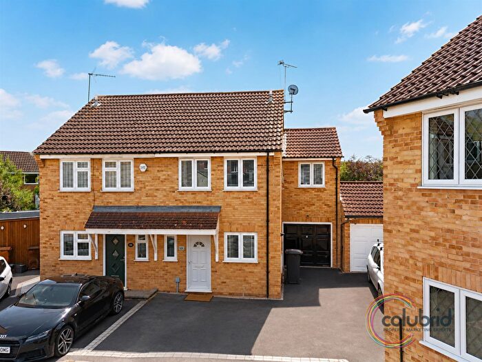3 Bedroom Semi-Detached House For Sale In Golding Thoroughfare, Chelmer Village, Chelmsford, CM2