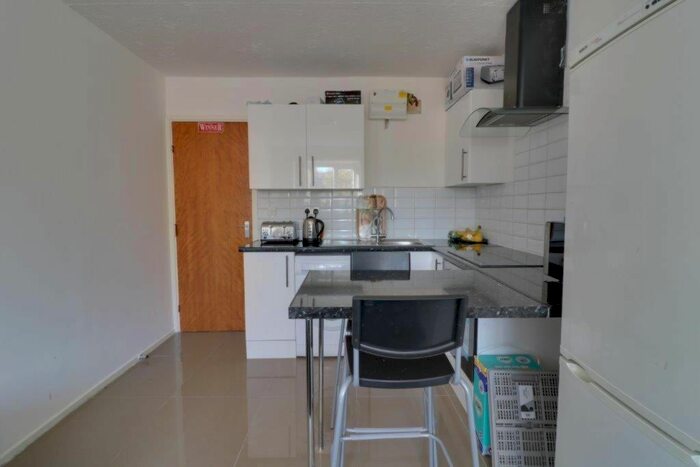 2 Bedroom Flat To Rent In Willenhall Drive, Hayes, UB3