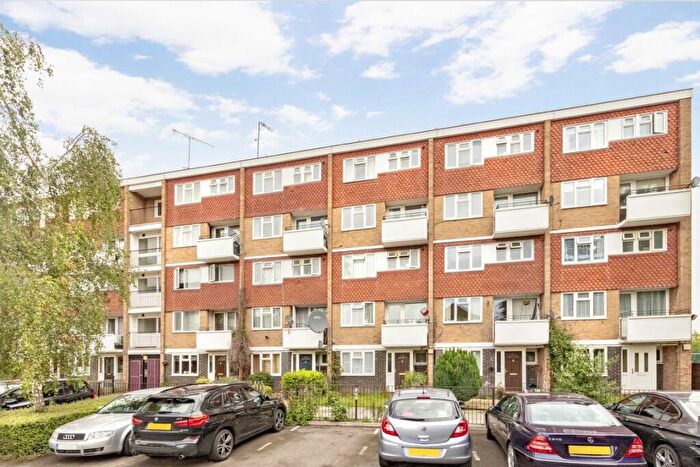 3 Bedroom Flat To Rent In Acre Road, Kingston Upon Thames, KT2