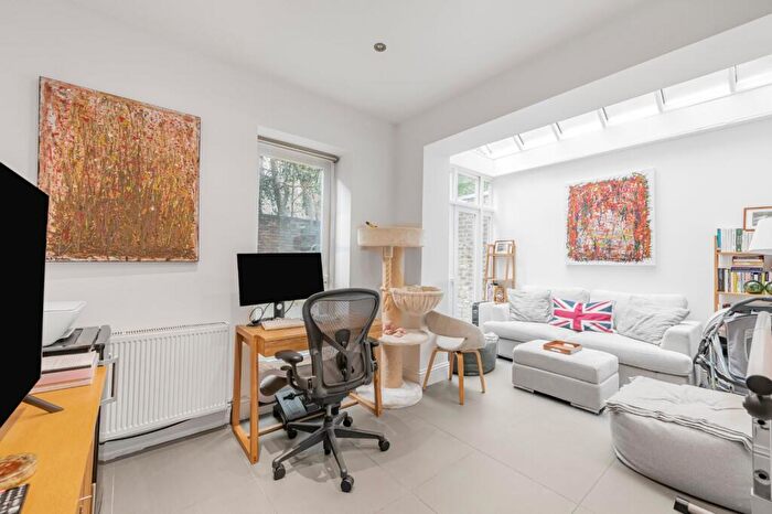 2 Bedroom Flat To Rent In Westgate Terrace, Chelsea, London, SW10