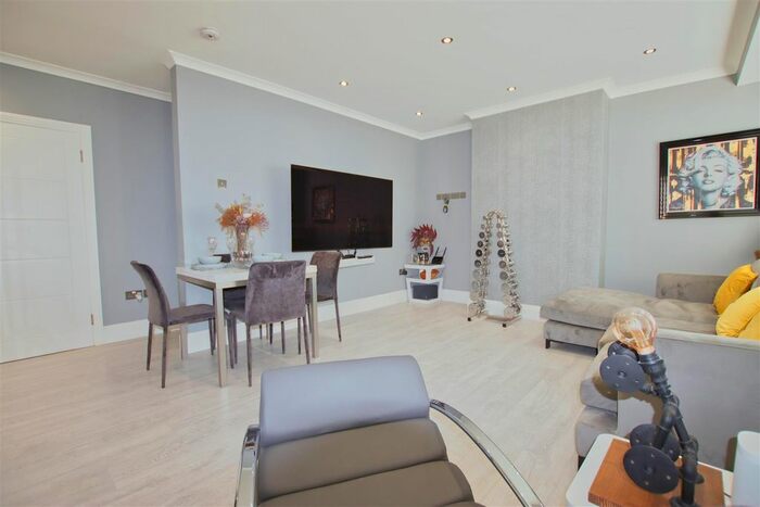 2 Bedroom Maisonette To Rent In Eldon Avenue, Borehamwood, WD6