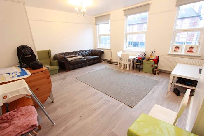 3 Bedroom Flat To Rent In Onslow Parade, London, N14