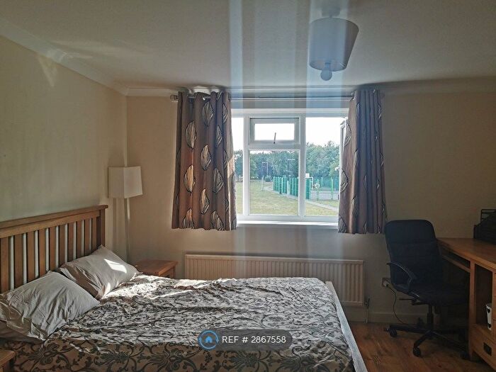 3 Bedroom Flat To Rent In Damson Grove, Slough, SL1
