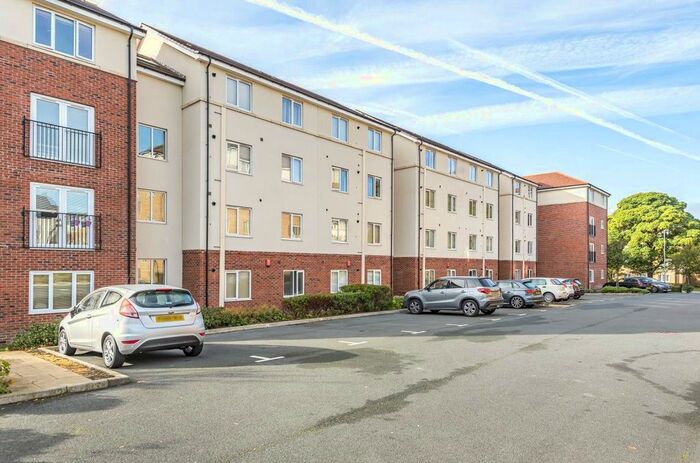 2 Bedroom Flat To Rent In Chestnut Lane, Leeds, West Yorkshire, LS14