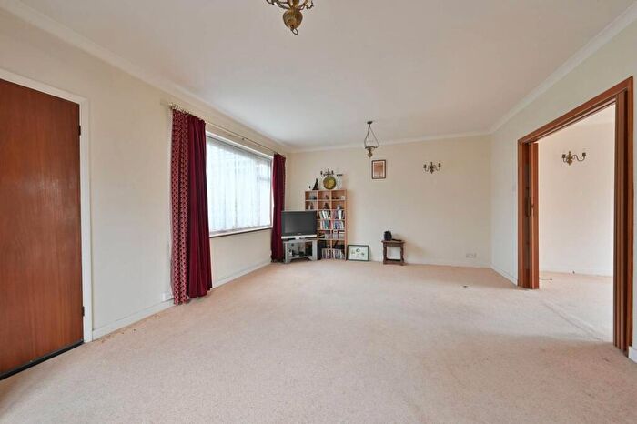 3 Bedroom End Of Terrace House For Sale In Pinewood Gardens, Hemel Hempstead, HP1