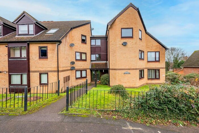 2 Bedroom Flat To Rent In St. James Court, Clarendon Road, Harpenden, Hertfordshire, AL5