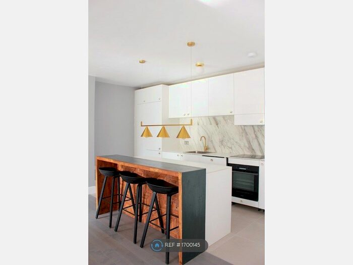 2 Bedroom Flat To Rent In Victoria Park, Dover, CT16