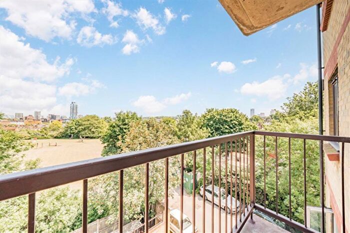 2 Bedroom Flat For Sale In Lewisham Way, Brockley, SE4
