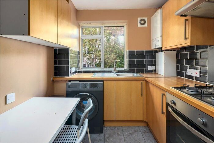 3 Bedroom Flat To Rent In Buxton Drive, London, E11
