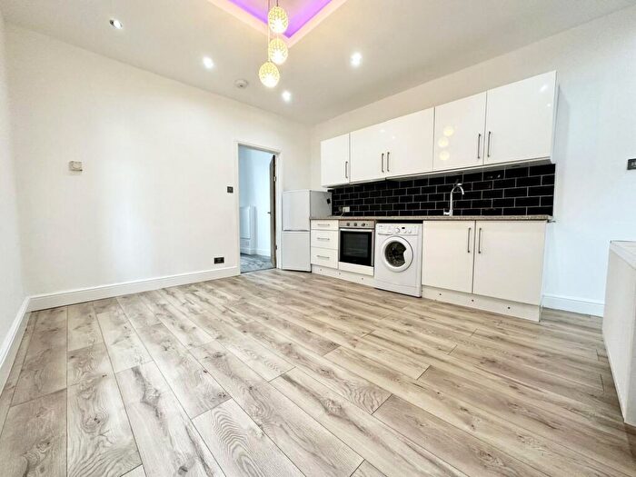 2 Bedroom Flat To Rent In Wimborne Road, Bournemouth, BH3