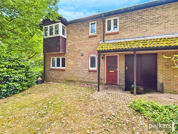 2 Bedroom Apartment For Sale In Gooch Close, Twyford, Reading, Berkshire, RG10